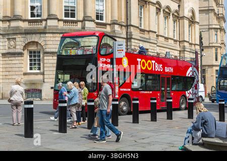 Tootbus Bath offener Doppeldeckerbus, High Street, Stadt Bath, Nordosten Somerset, England, UK Stockfoto