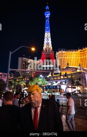 Las Vegas, 14. Mai 2025. Eine Person in einer Trump-Maske auf dem Streifen am Eiffelturm. Stockfoto