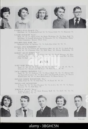 Das Jahrbuch 1951 der South High School in Columbus, Ohio, mit dem Titel The Lens, beschreibt die Geschichte der Schule. Die South High besetzte mehrere Orte, darunter die Ohio Avenue Elementary und die Columbus High, bevor sie 1900 in ihr eigenes Gebäude an der 345 Deshler Avenue zog. Das Barrett-Gebäude, benannt nach C. S. Barrett, diente bis zu seiner Schließung im Jahr 2006 als Schulgebäude. Das heutige Gebäude der Ann Street wurde 1924 eröffnet und 2007 renoviert und wieder eröffnet. Stockfoto