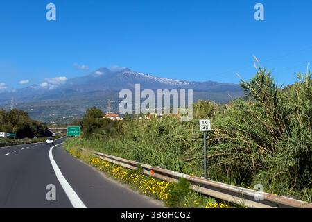 Blick auf den Ätna von der Straße, Sizilien Stockfoto