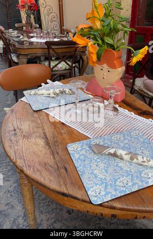 Dekorierte Außentische im Restaurant, Syrakus, Sizilien Stockfoto