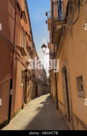 Einsame Straße in Ortigia, Sizilien Stockfoto