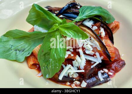 Pasta alla Norma (sizilianische Auberginen-Pasta) Stockfoto