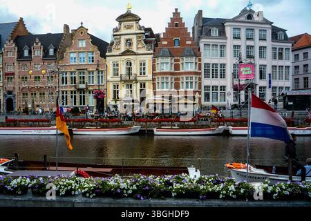 Mittelalterliche Gildenhäuser am Hauptkanal von Gent, Flämische Region, Belgien Stockfoto