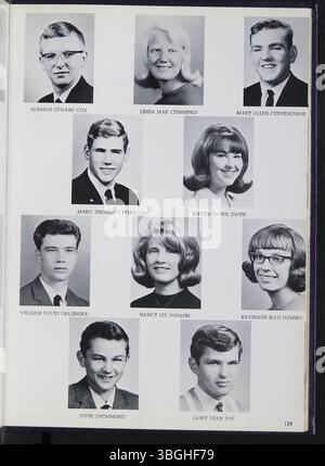 Das Jahrbuch der Reynoldsburg High School 1966, *Reynolian*, beleuchtet die lange Geschichte der Schule, die bis zur ersten Schule in Truro Township im Jahr 1819 zurückreicht. Das Jahrbuch enthält historische Meilensteine, darunter die Gründung der Reynoldsburg Union Academy im Jahr 1868 und die Erstellung des ersten Jahrbuchs im Jahr 1943. Stockfoto