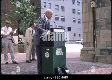 Dieses Foto vom 6. Juni 1980 zeigt Melvin Dodge, Direktor von Columbus Parks und Recreation, während der Einweihungszeremonie im Arch Park. Der Park beherbergt den einzigen noch erhaltenen Bogen der Third Union Station, der von Daniel Hudson Burnham entworfen wurde. Stockfoto
