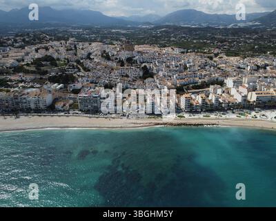 Blick von oben auf Altea mit Blick auf weiß getünchte Häuser, Küstencharme und das ruhige Mittelmeer entlang der Costa Blanca Stockfoto