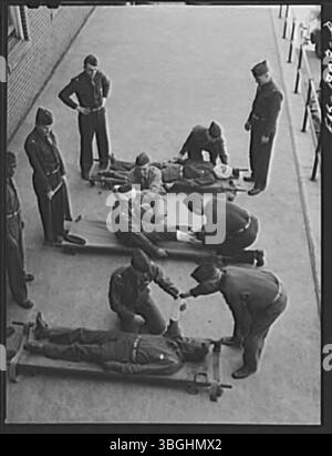 Die U.S. Army Chaplain School in Fort Benjamin Harrison beinhaltet erste-Hilfe-Ausbildung als Teil ihres Kaplan-Vorbereitungsprogramms. Die Klasse stattet Kaplan mit den grundlegenden medizinischen Fähigkeiten aus, die sie benötigt, um Soldaten in Notfällen zu helfen. Stockfoto
