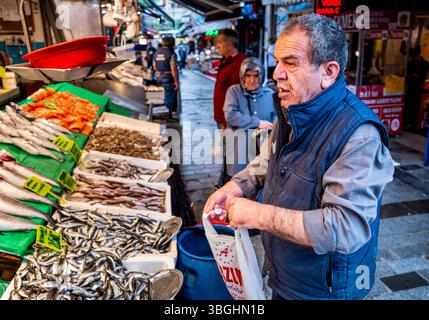 Fischstand auf einem Straßenmarkt in Kadikoy, Istanbul, Türkei Stockfoto