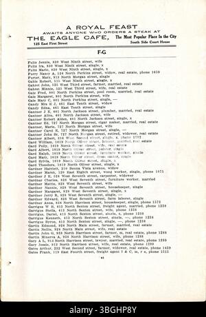 Diese Seite aus dem 1911er Stadtverzeichnis von Rushville führt lokale Unternehmen und Anzeigen auf und bietet einen kurzen historischen Überblick über die öffentliche Schule und ausgewählte Kirchen in der Gegend. Stockfoto
