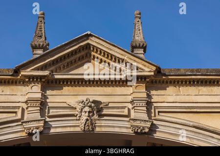 England, Somerset, Bath, verzierte Details über den York Street Arch aus dem Jahr 1889 Stockfoto