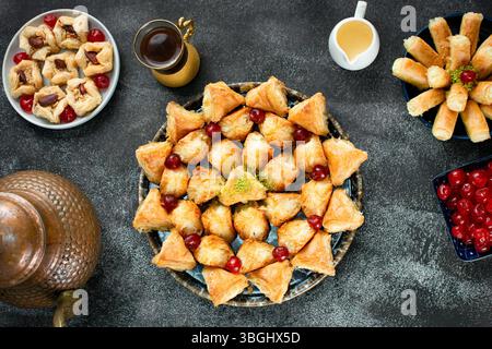 Kallaj-Warbat mit Sahne, türkisches arabisches Dessert aus dem Nahen Osten, Blick von oben. Stockfoto