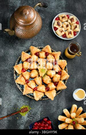Kallaj-Warbat mit Sahne, türkischem Dessert, Blick von oben. Stockfoto
