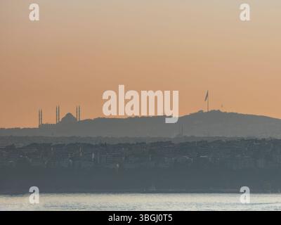 Istanbul, Bezirk Üsküdar, Blick von Eminönü, Bosporus, Abendlicht Stockfoto