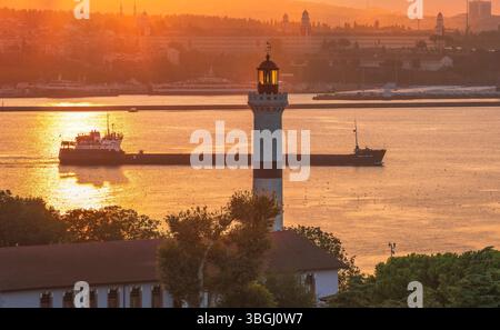 Istanbul, Üsküdar, aus dem Bezirk Sultanahmed, Eminönü, Bosporus, Leuchtturm Stockfoto