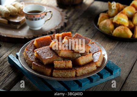Namoura mit Ghee, palästinensischem arabischem Dessert aus dem Nahen Osten. Stockfoto