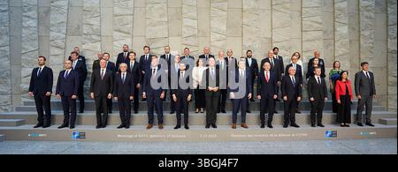 Brüssel, Belgien Juni 2025. US-Verteidigungsminister Pete Hegseth (Front, C), britischer Verteidigungsminister John Healy (Front C-R) und NATO-Generalsekretär Mark Rutte (Front C-L) posieren mit anderen NATO-Verteidigungsministern und hohen NATO-Beamten auf dem offiziellen Pressefoto während des Treffens der NATO-Verteidigungsminister am Donnerstag, den 05. Juni 2025, im NATO-Hauptquartier in Brüssel, Belgien. Foto: NATO/UPI Credit: UPI/Alamy Live News Stockfoto