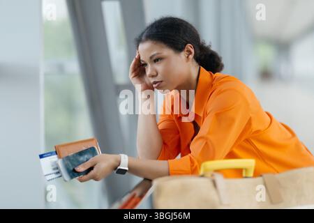 Nachdenkliche Junge Afroamerikanische Frau Mit Pass Und Tickets Am Flughafen Stockfoto