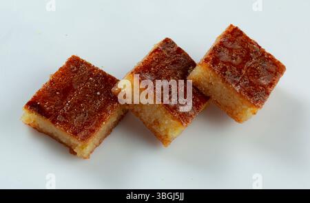 Namoura, arabisches Dessert aus dem Nahen Osten mit Ghee, weißem Hintergrund. Stockfoto