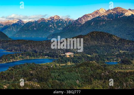 Atemberaubender Blick vom Cerro Campanario auf den Moreno-See und den Nahuel Huapi-See Stockfoto