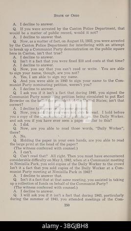 Der Bericht der UN-American Activities Commission of Ohio aus dem Jahr 1953-1954 enthält Transkripte von Personen, die im Verdacht stehen, Kommunisten zu sein, und liefert einen historischen Bericht über die antikommunistischen Aktionen in Ohio während des Kalten Krieges. Stockfoto