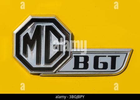 MGBGT-Autokennzeichen gelb Stockfoto