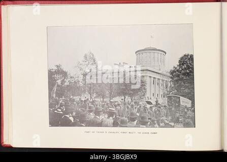 Dieses Buch ist eine Fotosammlung, die Ohio-Regimenter im Camp Bushnell im Jahr 1898 zeigt. Sie folgt ihrem marsch durch die Innenstadt von Columbus, ihrer Zeit im Lager und ihrer Abreise nach Washington D.C. während des Spanisch-Amerikanischen Krieges. Stockfoto