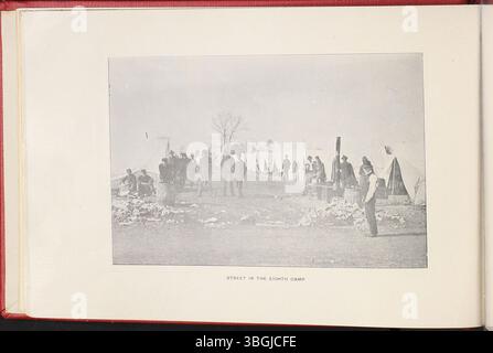 Eine Fotosammlung, die die Reise und Aktivitäten der Ohio-Regimenter in Camp Bushnell, Columbus, in Vorbereitung auf den Spanisch-Amerikanischen Krieg 1898 darstellt. Das Buch zeigt den marsch der Soldaten durch Columbus und ihre Zeit im Lager. Stockfoto