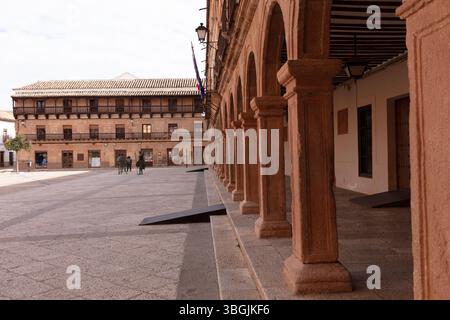Hauptplatz von Villanueva de los Infantes mit den Statuen Chruch, Don Quijote und Sancho Panza in Ciudad Real Spanien Stockfoto