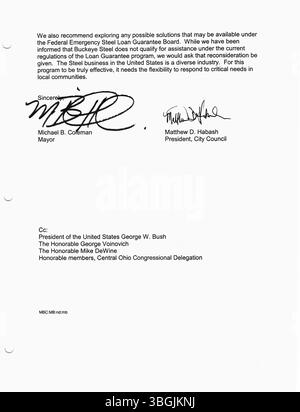 Pressemitteilungen des Bürgermeisters Michael Coleman im Jahr 2002. Michael B. Coleman war vom 1. Januar 2000 bis zum 1. Januar 2016 52. Bürgermeister von Columbus, Ohio. Er war der erste Afroamerikaner, der diese Position innehatte. Vor seiner Amtszeit als Bürgermeister war er Mitglied des Stadtrates von Columbus und dessen Präsident von 1997 bis 1999. Coleman wurde 2014 der am längsten dienende Bürgermeister in der Geschichte von Columbus. Stockfoto