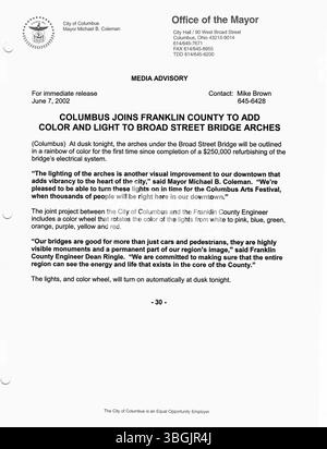 Pressemitteilungen aus dem Büro von Bürgermeister Michael Coleman im Jahr 2002. Coleman, von 2000 bis 2016 52. Bürgermeister von Columbus, Ohio, war der erste afroamerikanische Bürgermeister der Stadt. Von 1997 bis 1999 war er Präsident des Stadtrates von Columbus. Stockfoto