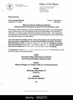 Diese Sammlung von 2002 Pressemitteilungen zeigt Bürgermeister Michael Colemans Führungsrolle und konzentriert sich auf wichtige Stadtpolitik, öffentliche Dienstleistungen und seine Rolle bei der Gestaltung der städtischen Landschaft von Columbus. Stockfoto
