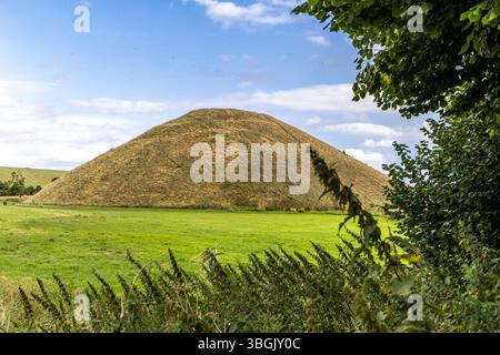Avebury, Großbritannien – 25. August 2024: Silbury Hill, nahe Avebury, Wiltshire England. Er ist der größte künstliche neolithische Hügel Europas, der um 2,40 gebaut wurde Stockfoto