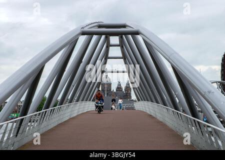 Die Mr JJ Van der Veldebrug Bridge in Amsterdam Niederlande 5-6-2025 Stockfoto