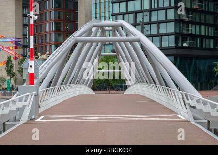 Die Mr JJ Van der Veldebrug Bridge in Amsterdam Niederlande 5-6-2025 Stockfoto