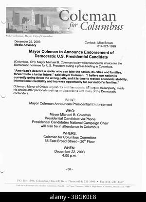 Pressemitteilungen des Bürgermeisters Michael Coleman im Jahr 2004, in denen er seine politischen Aktionen und Initiativen als Bürgermeister von Columbus, Ohio, beschreibt. Seine Arbeit als erster afroamerikanischer Bürgermeister der Stadt war geprägt von Bemühungen, die Gemeindedienste auszubauen und das Wirtschaftswachstum anzugehen. Stockfoto