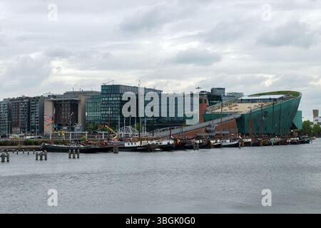 Blick Auf Die Brücke Kattenburgerbrug In Amsterdam, Niederlande 5-6-2025 Stockfoto