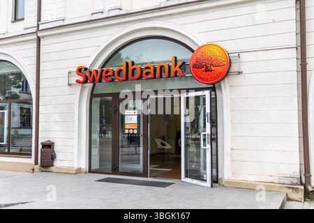 Liepaja, Lettland - 12. Juni 2024: Eingang des Swedbank-Logos im Stadtzentrum von Liepaja. Stockfoto