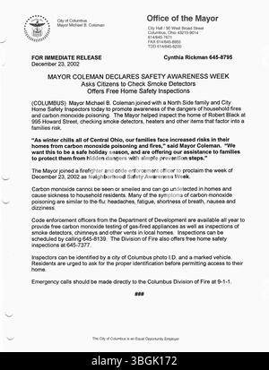 Pressemitteilungen aus dem Büro von Bürgermeister Michael Coleman im Jahr 2002, in denen wichtige politische und öffentliche Ankündigungen dokumentiert wurden. Coleman, der erste afroamerikanische Bürgermeister von Columbus, war von 2000 bis 2016 der am längsten dienende Bürgermeister in der Geschichte der Stadt. Stockfoto