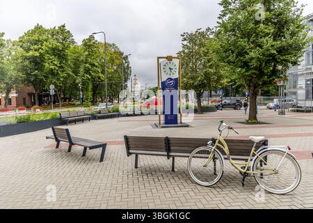 Liepaja, Lettland - 12. Juni 2024: Fazer Uhr und Blick auf die Liela Straße und Straßenbahn in der Altstadt. Stockfoto
