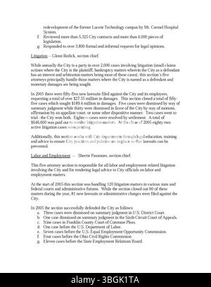 Seite 27 des Jahresberichts der Stadt Columbus 2005 enthält Finanzdaten zu den Einnahmen und Ausgaben der Stadt. Der Bericht enthält Beiträge des Komitees der Wege und Mittel, des Stadtschatzers und des Stadtschatzmeisters, in denen wichtige Haushaltsentscheidungen und die Mittelzuweisungen für die Stadt hervorgehoben werden. Stockfoto