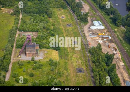 Luftbild, Gelände mit historischem Zechenfördergerüst Schacht 1 Zeche Sterkrade, Baustelle, Schwarze Heide, Oberhausen, Ruhrgebiet, Nordrhein-Westfalen, Deutschland ACHTUNGxMINDESTHONORARx60xEURO *** Luftansicht, Bereich mit historischem Grubenkopfansatz des Grubenschacht Sterkrade 1, Baustelle, Schwarze Heide, Oberhausen, Ruhrgebiet, Nordrhein-Westfalen, Deutschland ATTENTIONxMINDESTHONORARx60xEURO Stockfoto