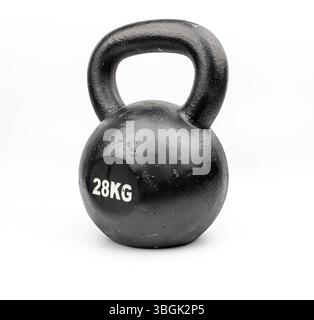 28 kg eisengegossener Wasserkocher aus schwarzem Metall für Sport auf weißem isoliertem Hintergrund. Stockfoto