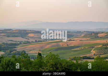 Hügelige Landschaft in der Toskana, Blick von der oberen Stadtmauer von Montepulciano, Toskana, Italien, Europa Stockfoto