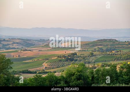 Hügelige Landschaft in der Toskana, Blick von der oberen Stadtmauer von Montepulciano, Toskana, Italien, Europa Stockfoto
