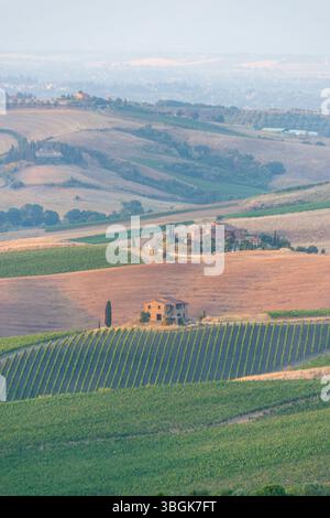 Hügelige Landschaft in der Toskana, Blick von der oberen Stadtmauer von Montepulciano, Toskana, Italien, Europa Stockfoto