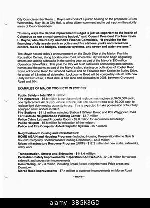 Pressemitteilungen aus dem Jahr 2006, herausgegeben vom Büro von Bürgermeister Michael Coleman, in denen die Stadtentwicklung und die Regierungsaktivitäten detailliert beschrieben werden. Coleman war der erste afroamerikanische Bürgermeister von Columbus und diente von 2000 bis 2016 und stellte damit einen Rekord als amtierender Bürgermeister auf. Stockfoto