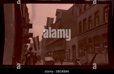 Das Goethe-Haus in der Frankfurter Innenstadt wurde um 1600 erbaut und war das Familienhaus des bekannten deutschen Schriftstellers Johann Wolfgang von Goethe. Während der Bombenanschläge im Zweiten Weltkrieg zerstört, wurde es seither wieder aufgebaut und dient heute als Museum. Die Familie Arras besuchte das Haus während ihrer Europatour 1913. Stockfoto