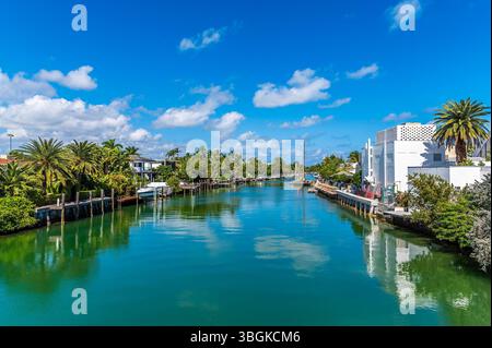 Ein Blick auf den Biscayne Waterway in South Beach in Miami im Frühling Stockfoto