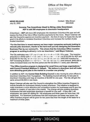 Pressemitteilungen des Büros von Bürgermeister Michael Coleman im Jahr 2002, in denen es um politische Ereignisse, Stadtpolitik und öffentliche Ankündigungen während seiner Amtszeit ging. Coleman war von 2000 bis 2016 der erste afroamerikanische Bürgermeister von Columbus und war Mitglied der Demokratischen Partei. Er war der am längsten dienende Bürgermeister in der Geschichte von Columbus und ehemaliger Präsident des stadtrates. Stockfoto